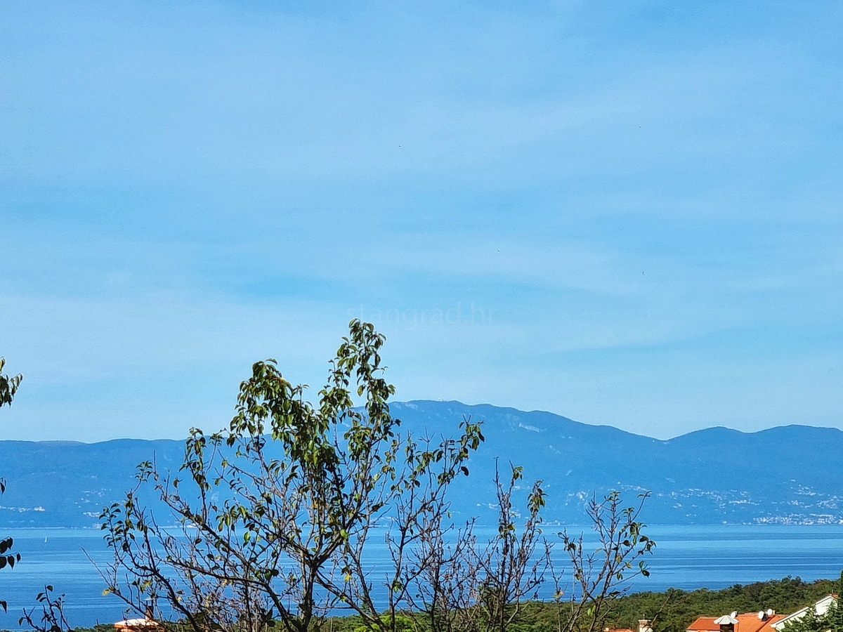 Malinska, casa indipendente con giardino in posizione tranquilla con vista!