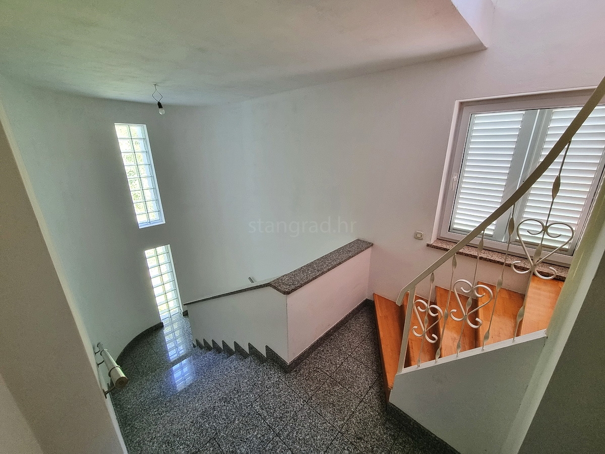 Malinska, casa indipendente con giardino in posizione tranquilla con vista!