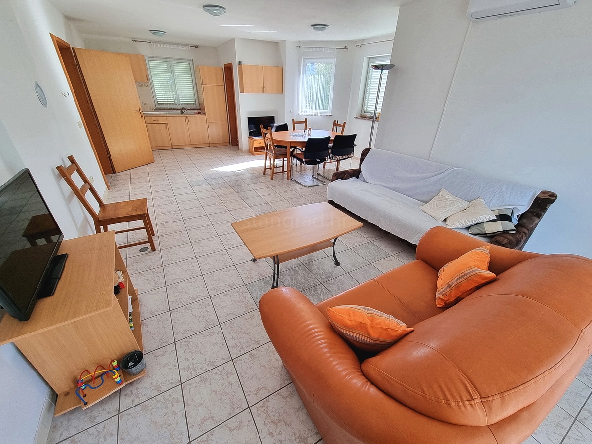 Malinska, casa indipendente con giardino in posizione tranquilla con vista!