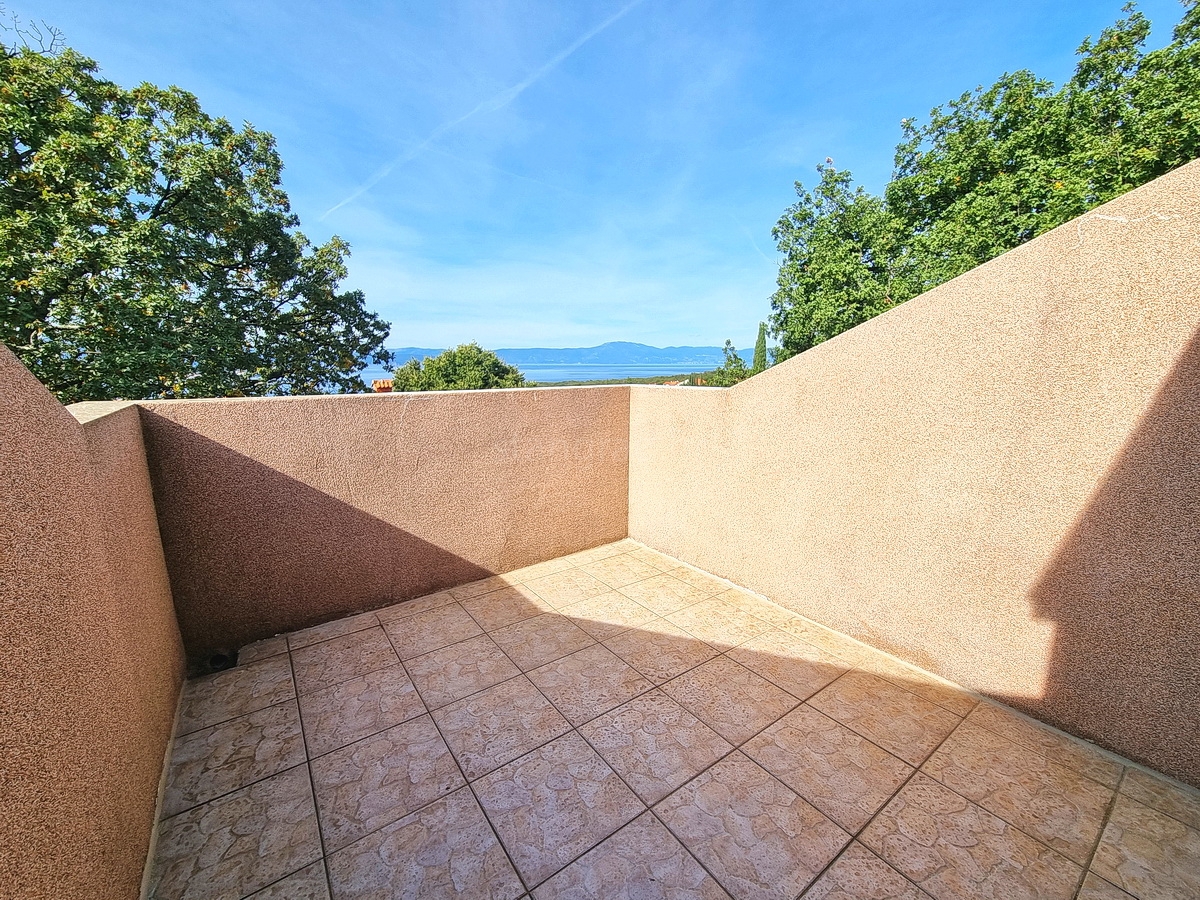 Malinska, casa indipendente con giardino in posizione tranquilla con vista!