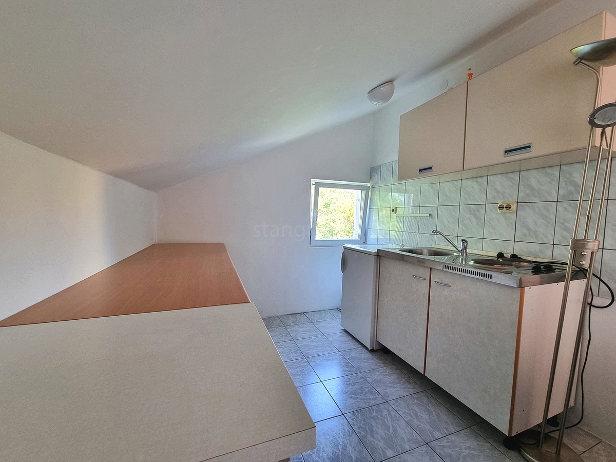 Malinska, casa indipendente con giardino in posizione tranquilla con vista!