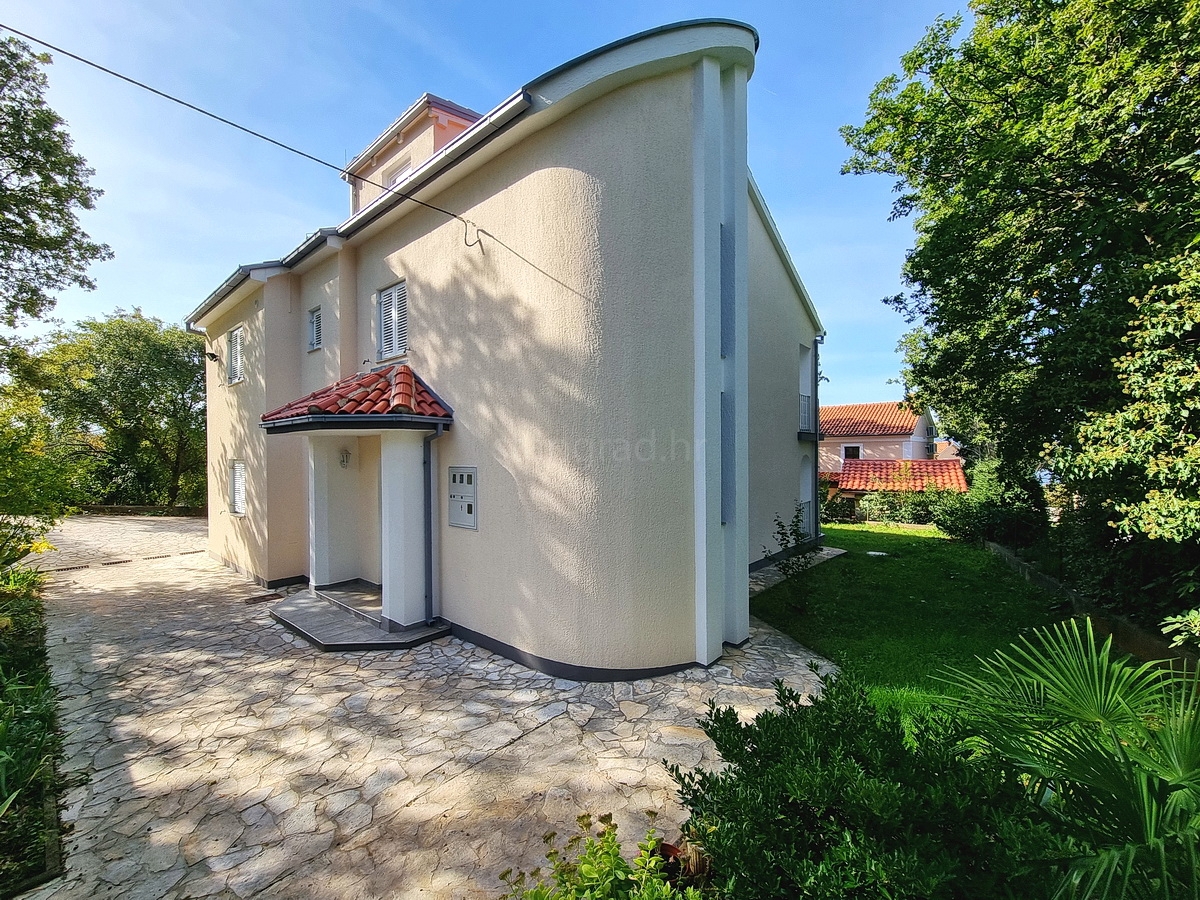 Malinska, casa indipendente con giardino in posizione tranquilla con vista!