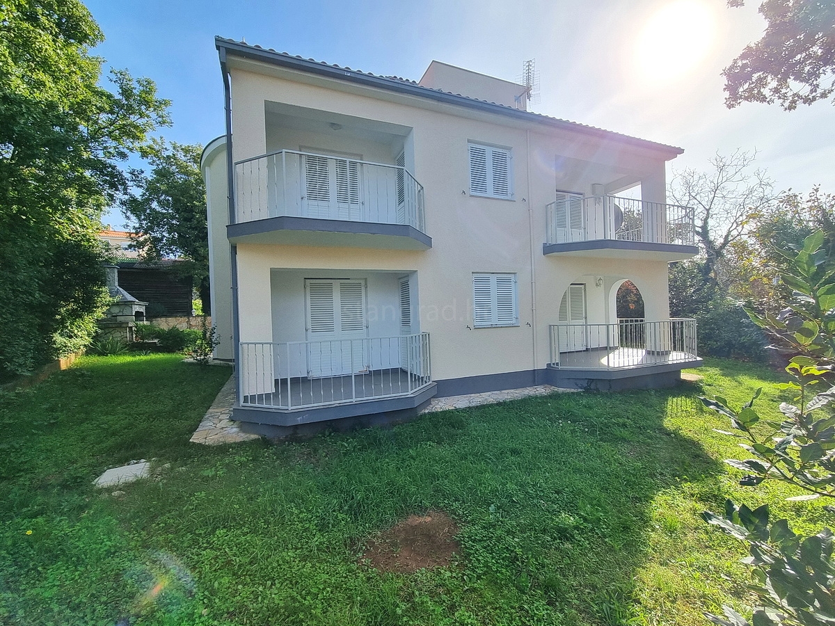 Malinska, casa indipendente con giardino in posizione tranquilla con vista!