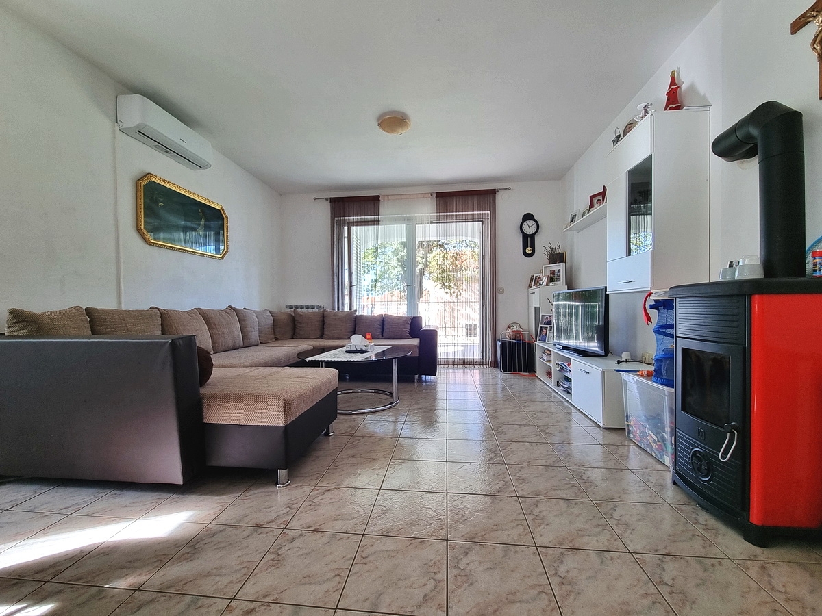 Malinska, casa indipendente con giardino in posizione tranquilla con vista!