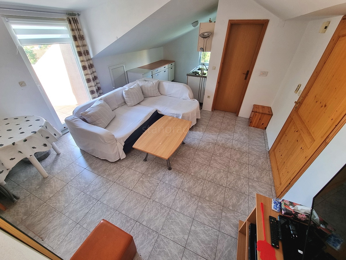 Malinska, casa indipendente con giardino in posizione tranquilla con vista!