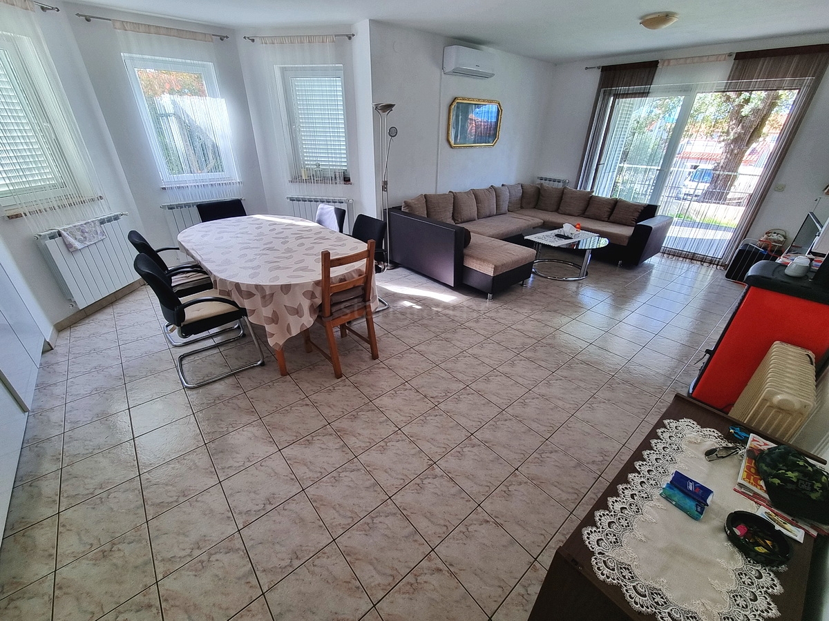 Malinska, casa indipendente con giardino in posizione tranquilla con vista!