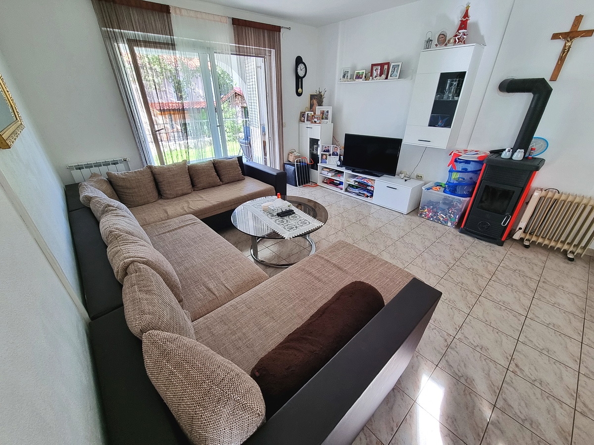 Malinska, casa indipendente con giardino in posizione tranquilla con vista!