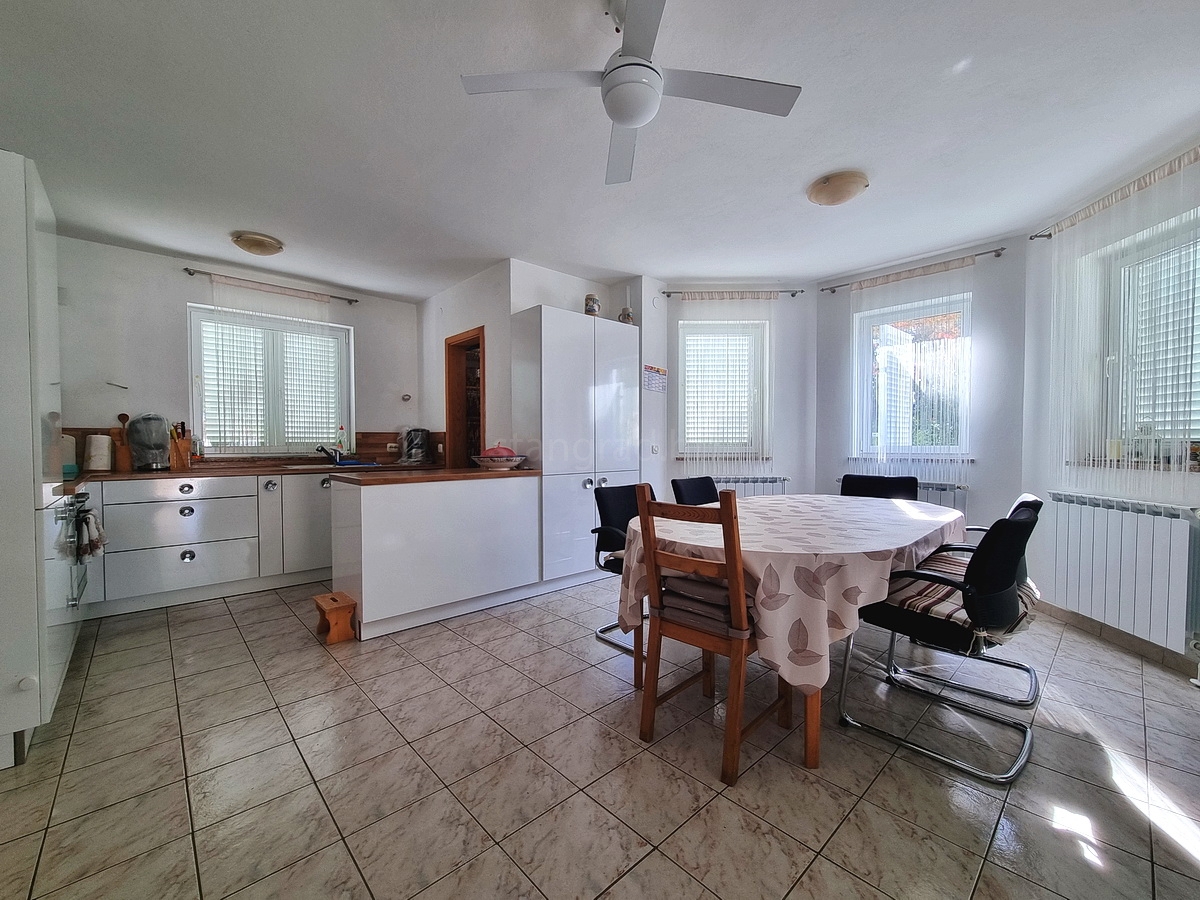 Malinska, casa indipendente con giardino in posizione tranquilla con vista!