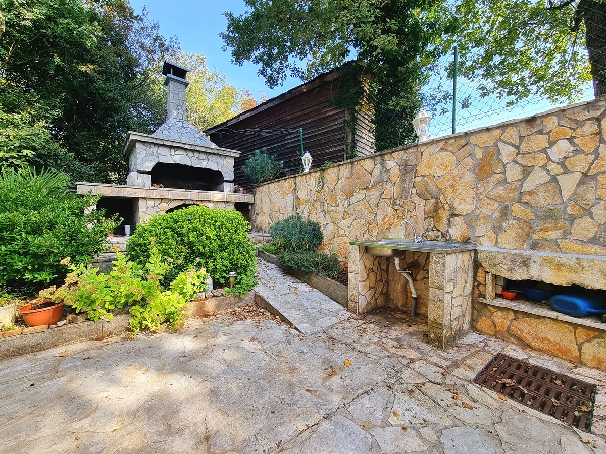 Malinska, casa indipendente con giardino in posizione tranquilla con vista!