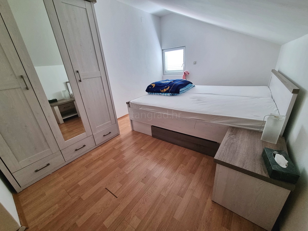 Malinska, casa indipendente con giardino in posizione tranquilla con vista!