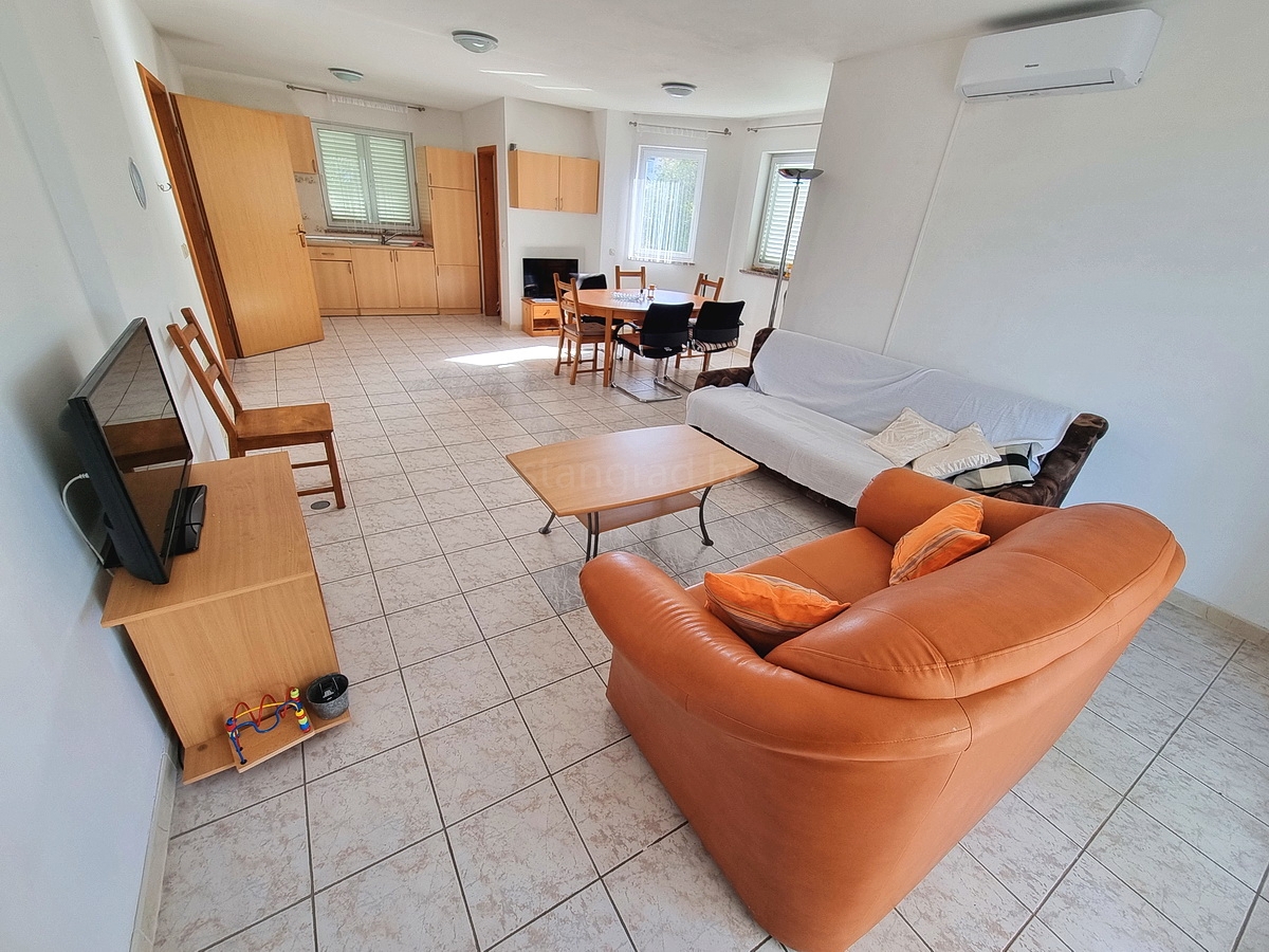 Malinska, casa indipendente con giardino in posizione tranquilla con vista!