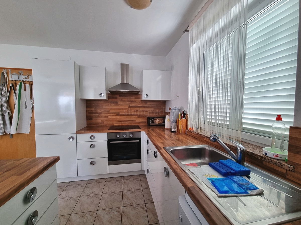 Malinska, casa indipendente con giardino in posizione tranquilla con vista!