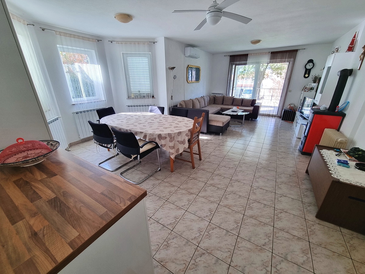 Malinska, casa indipendente con giardino in posizione tranquilla con vista!