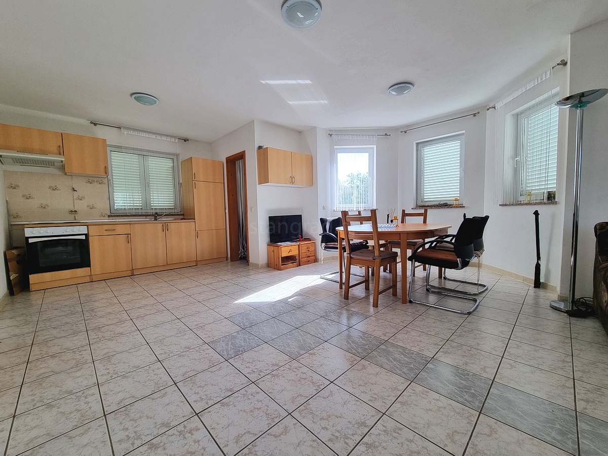 Malinska, casa indipendente con giardino in posizione tranquilla con vista!