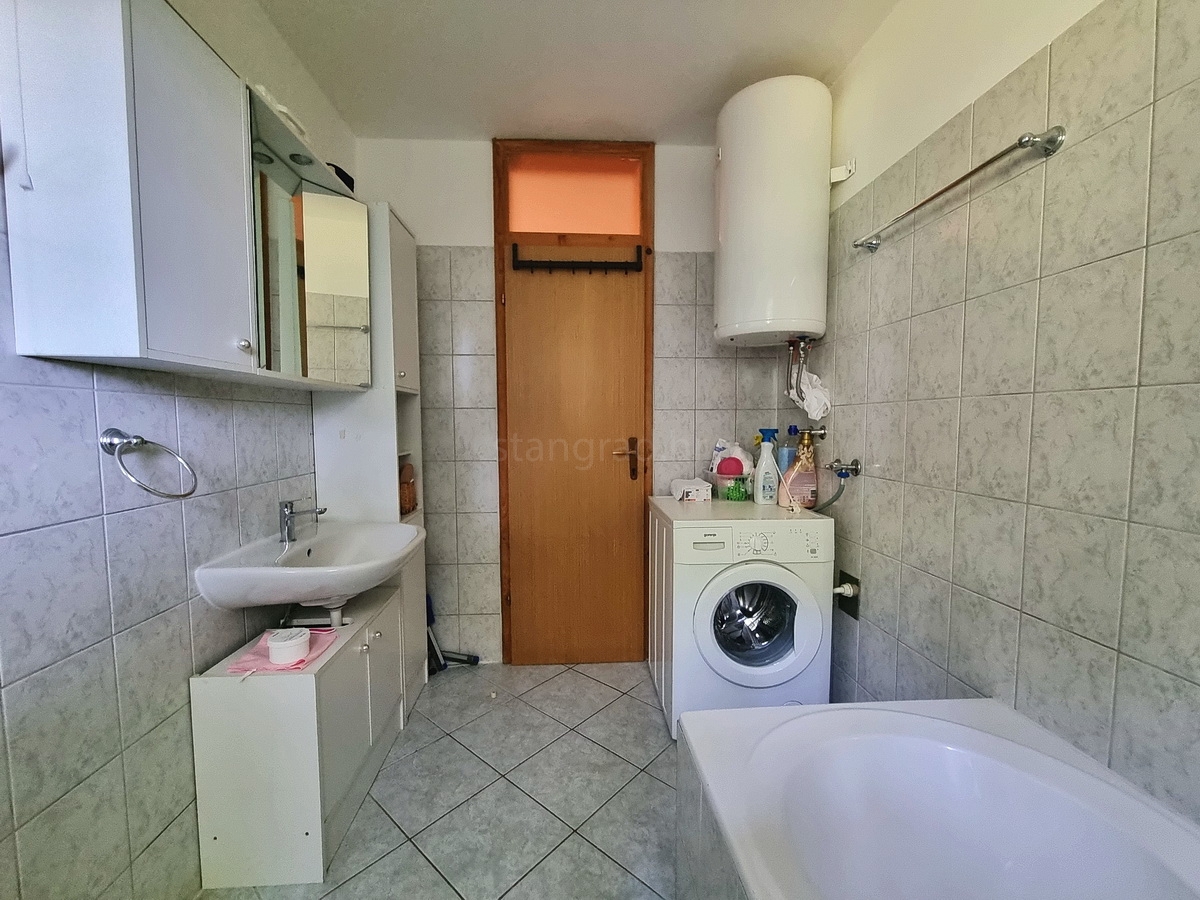 Malinska, casa indipendente con giardino in posizione tranquilla con vista!