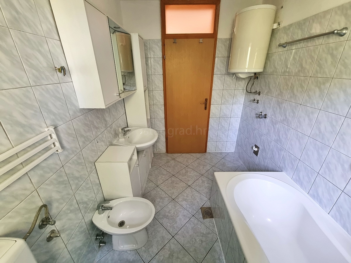 Malinska, casa indipendente con giardino in posizione tranquilla con vista!