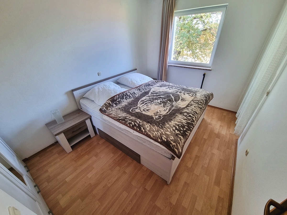 Malinska, casa indipendente con giardino in posizione tranquilla con vista!