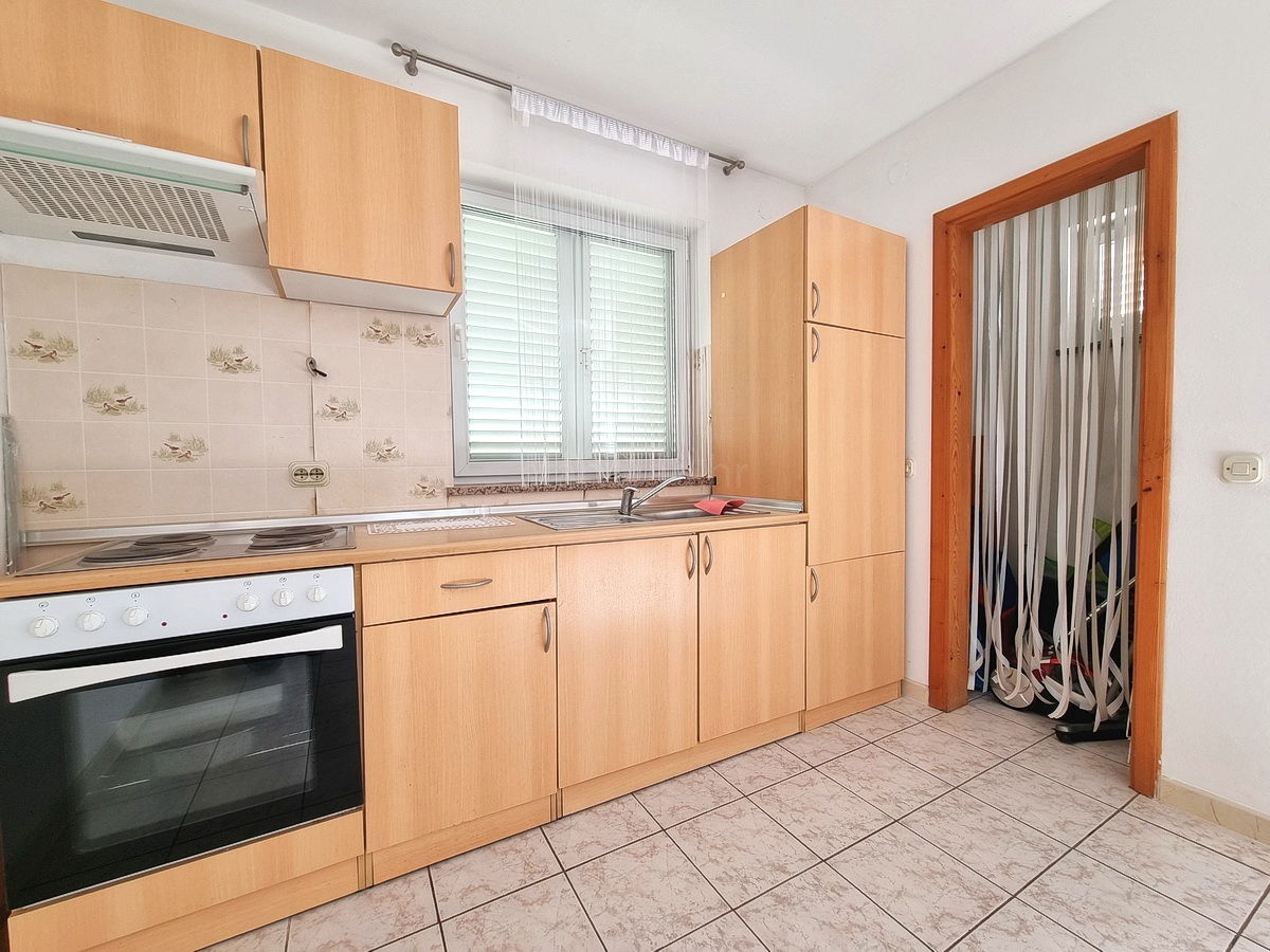 Malinska, casa indipendente con giardino in posizione tranquilla con vista!