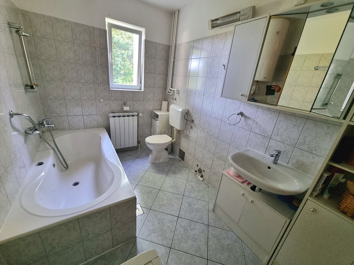 Malinska, casa indipendente con giardino in posizione tranquilla con vista!