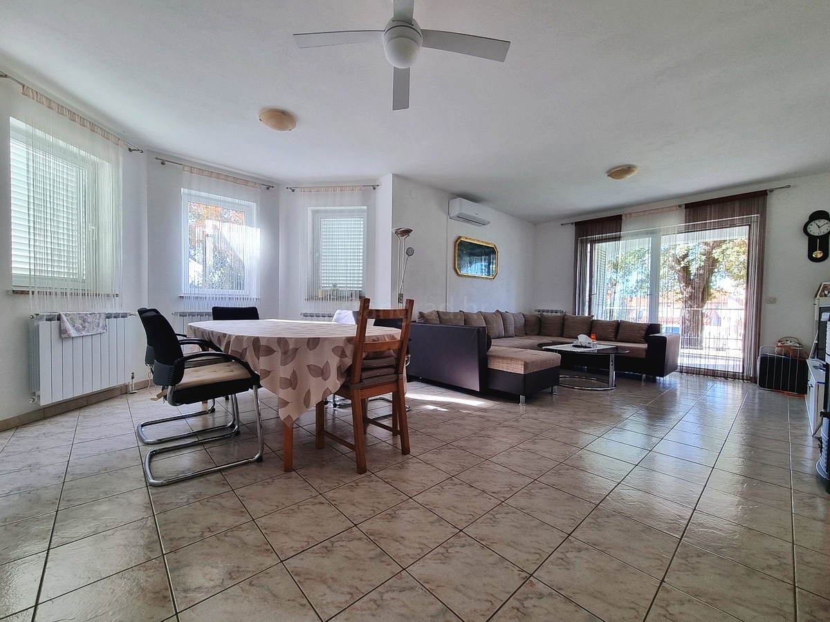 Malinska, casa indipendente con giardino in posizione tranquilla con vista!