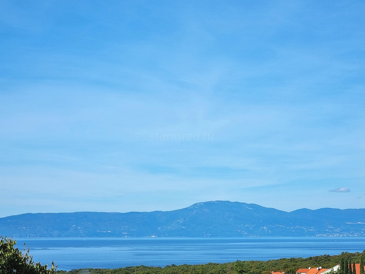 Malinska, casa indipendente con giardino in posizione tranquilla con vista!