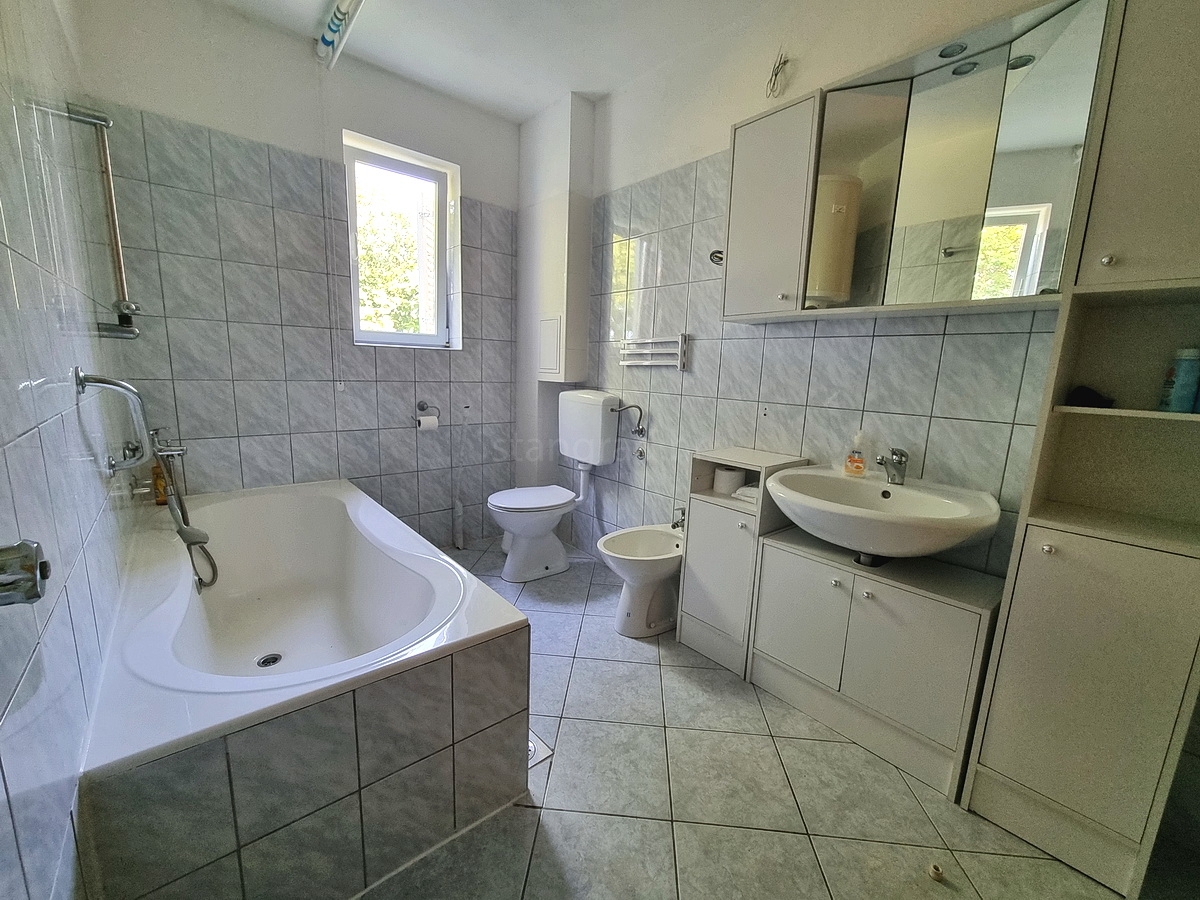 Malinska, casa indipendente con giardino in posizione tranquilla con vista!