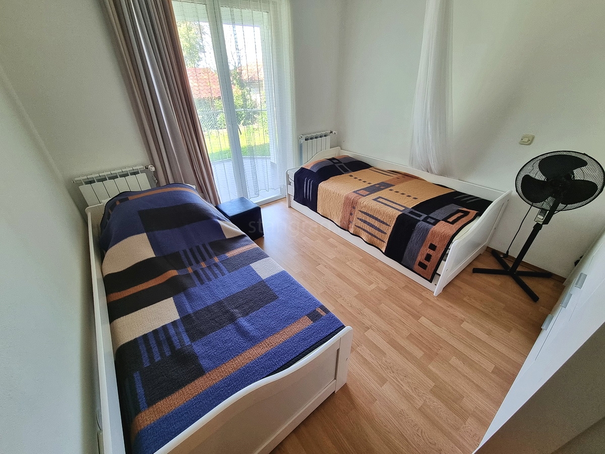 Malinska, casa indipendente con giardino in posizione tranquilla con vista!