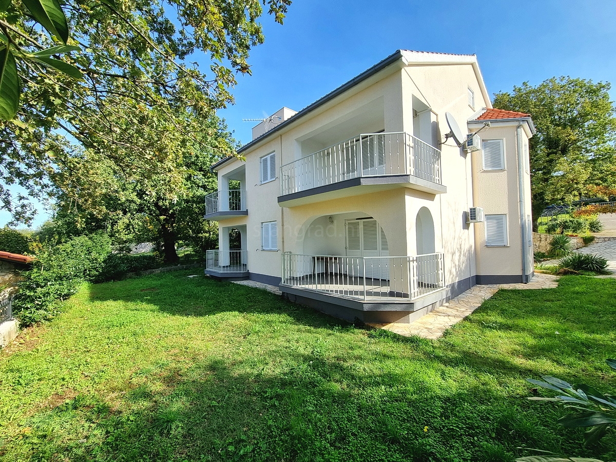 Malinska, casa indipendente con giardino in posizione tranquilla con vista!