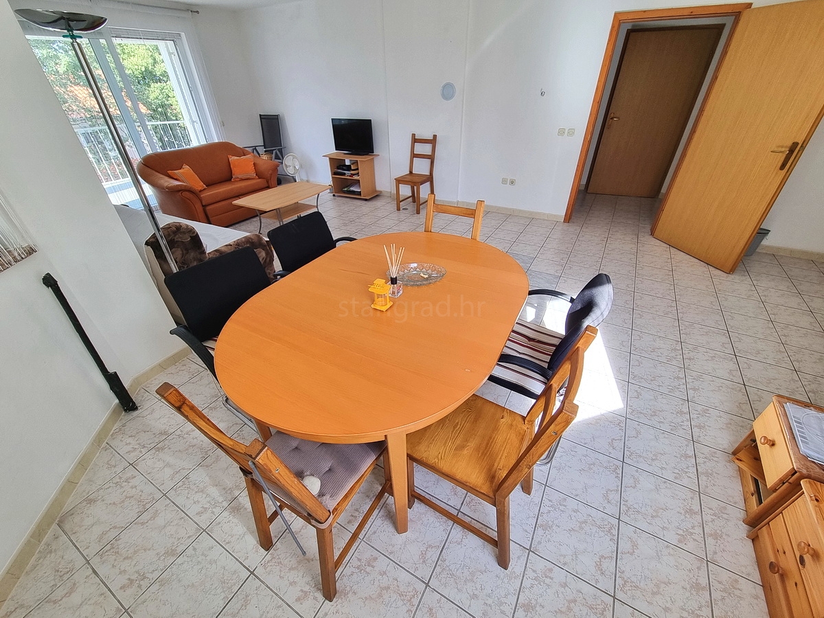 Malinska, casa indipendente con giardino in posizione tranquilla con vista!