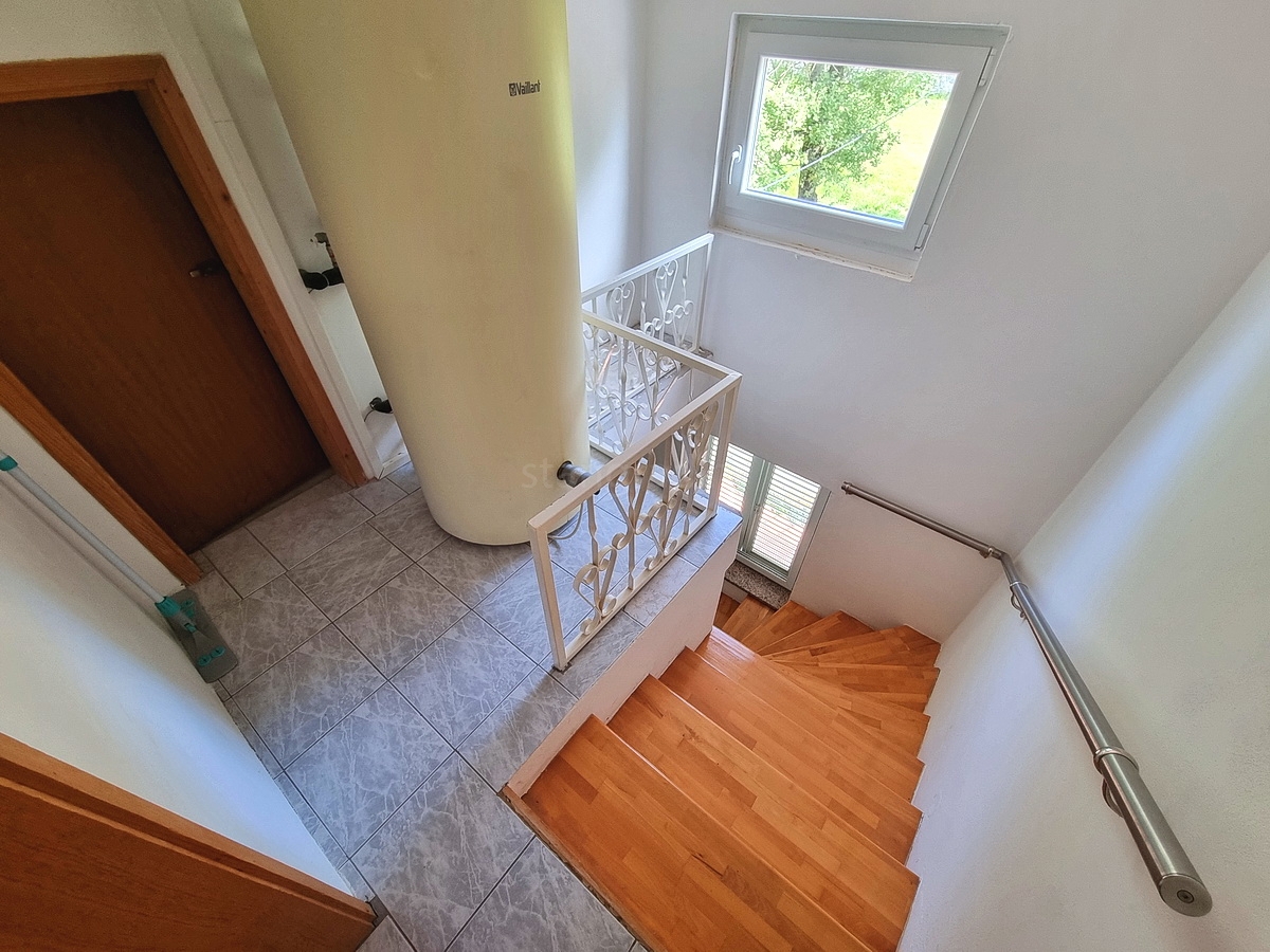 Malinska, casa indipendente con giardino in posizione tranquilla con vista!