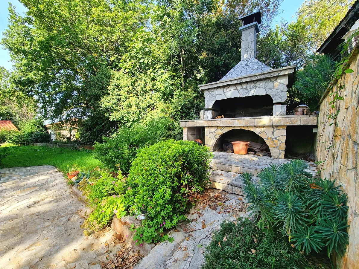 Malinska, casa indipendente con giardino in posizione tranquilla con vista!