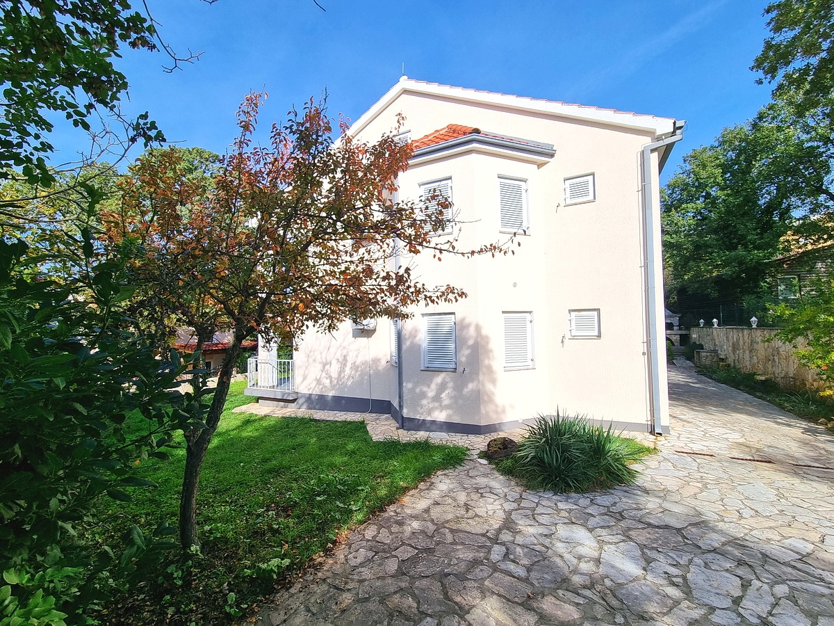 Malinska, casa indipendente con giardino in posizione tranquilla con vista!