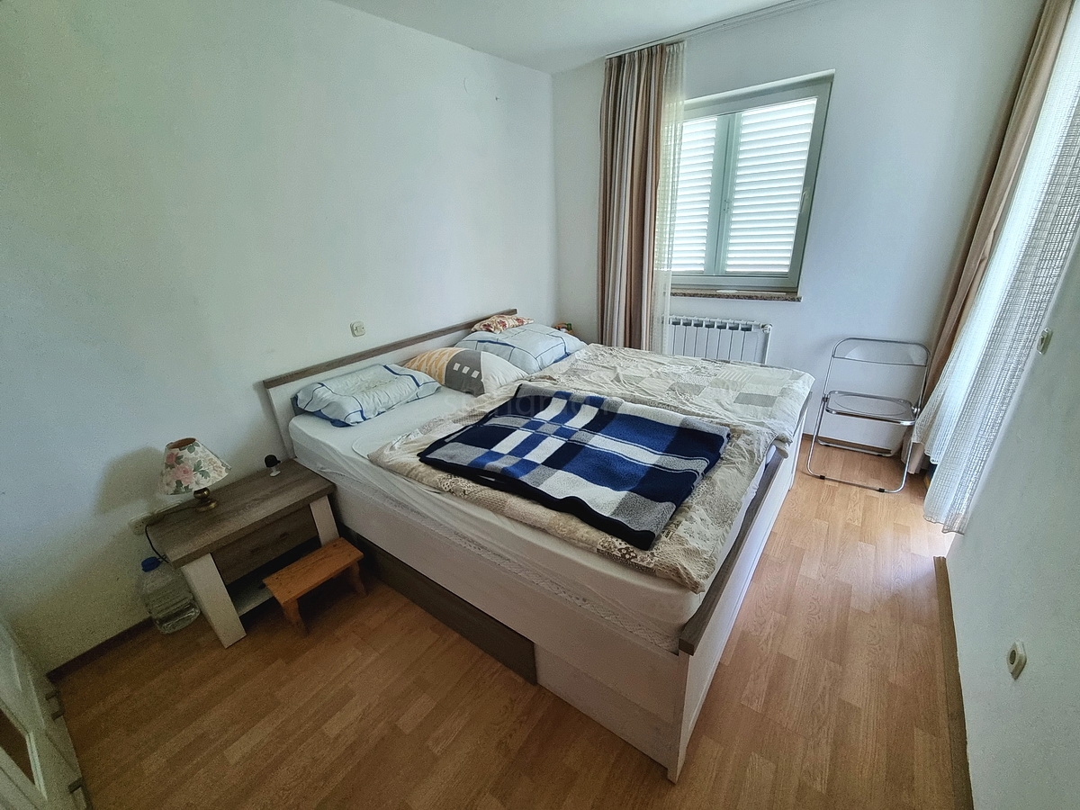 Malinska, casa indipendente con giardino in posizione tranquilla con vista!