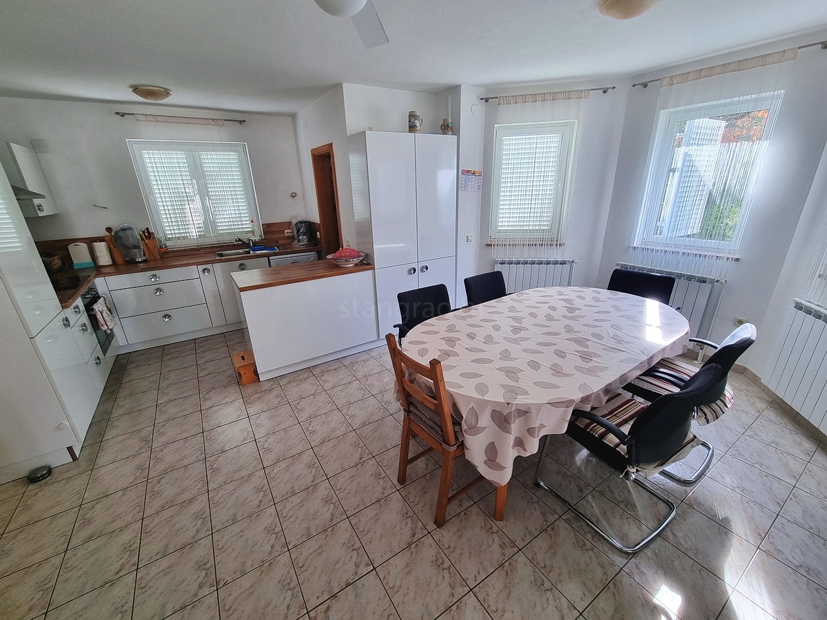 Malinska, casa indipendente con giardino in posizione tranquilla con vista!