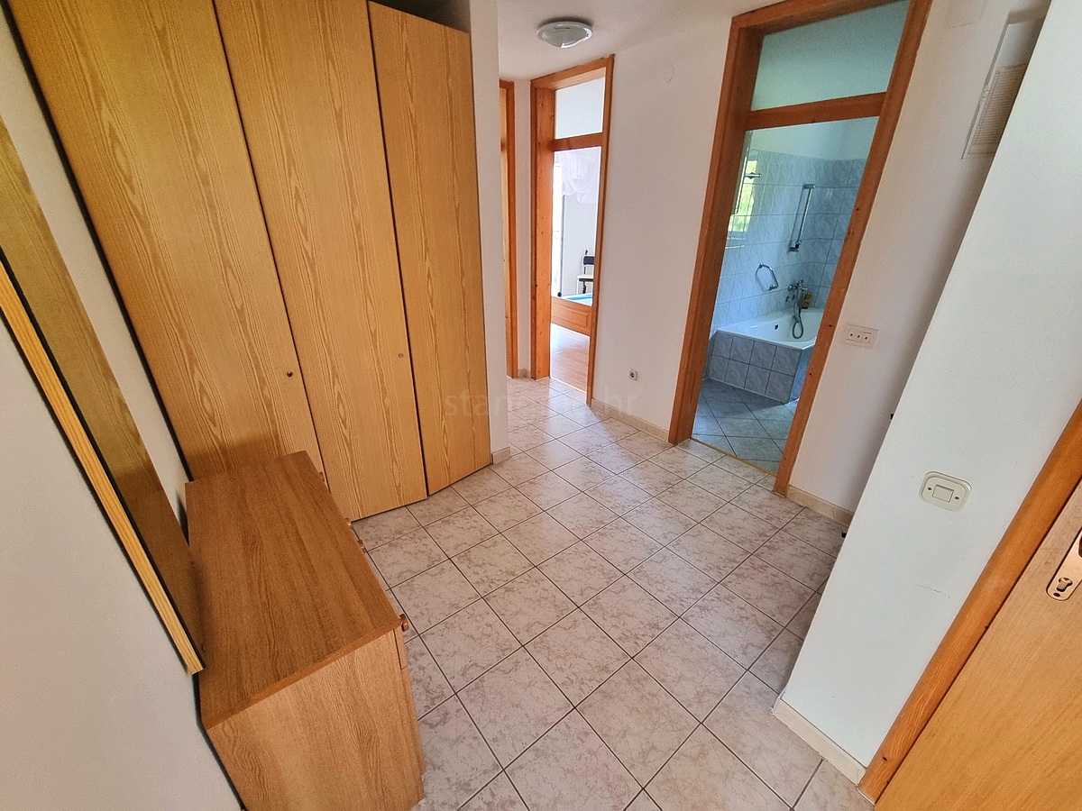 Malinska, casa indipendente con giardino in posizione tranquilla con vista!