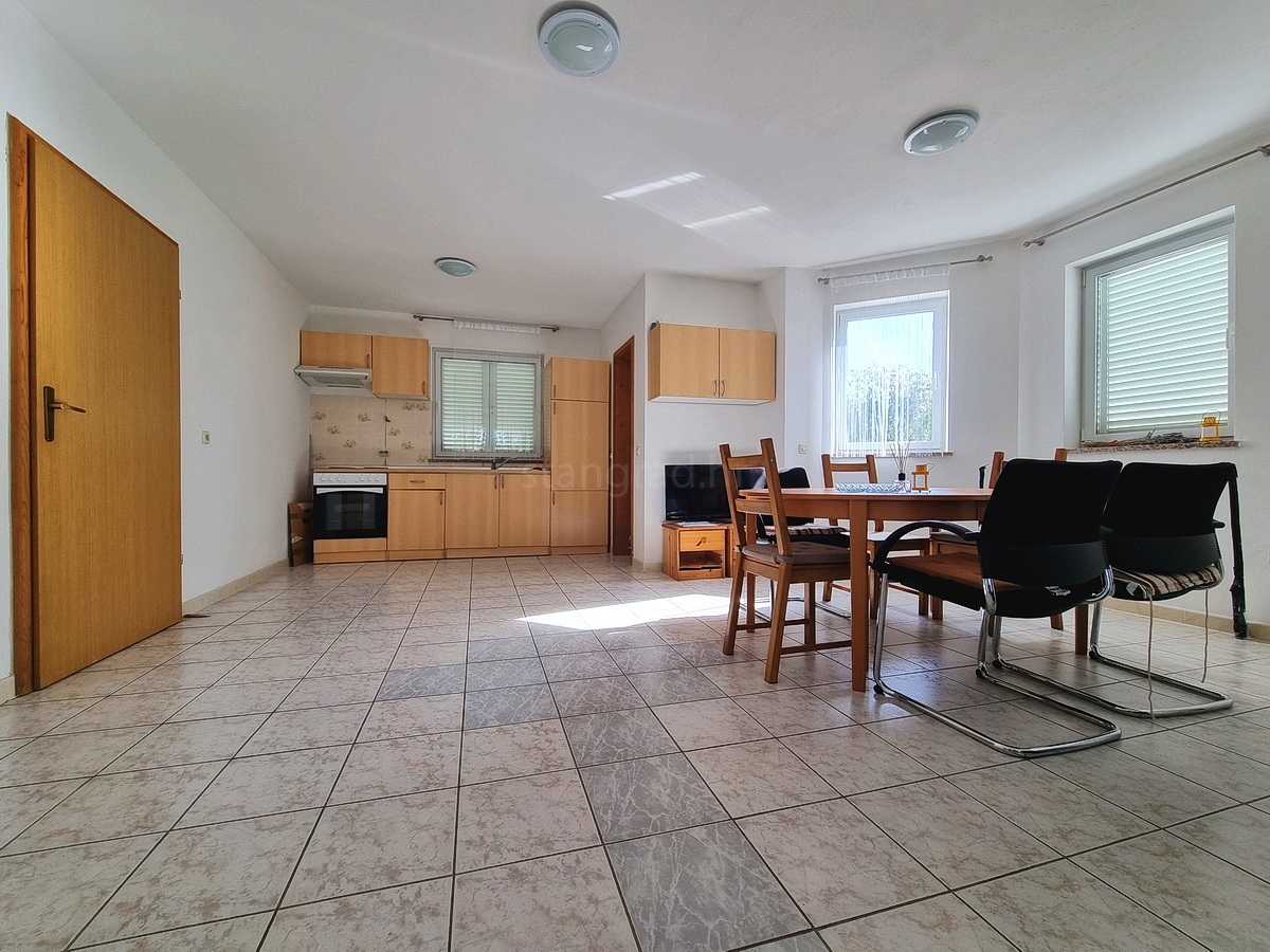 Malinska, casa indipendente con giardino in posizione tranquilla con vista!