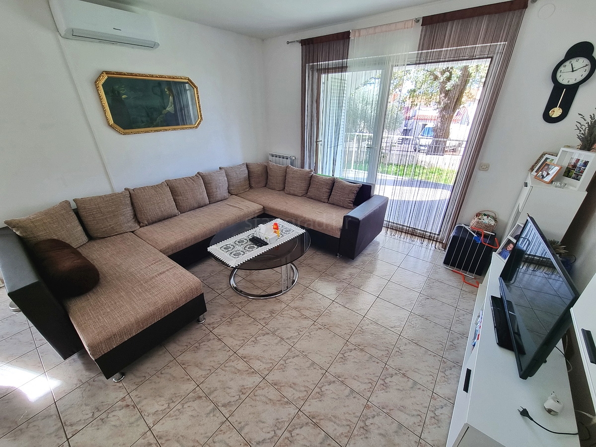 Malinska, casa indipendente con giardino in posizione tranquilla con vista!