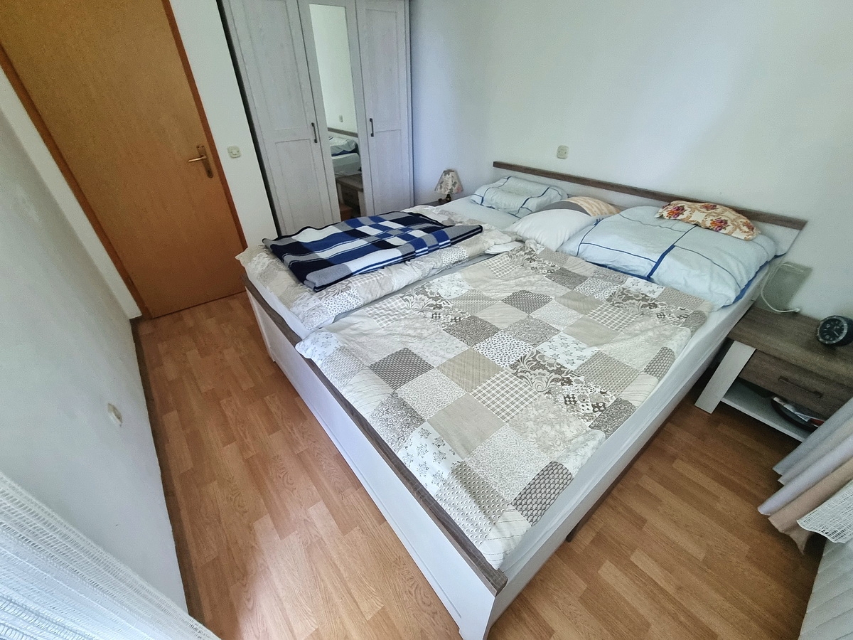 Malinska, casa indipendente con giardino in posizione tranquilla con vista!