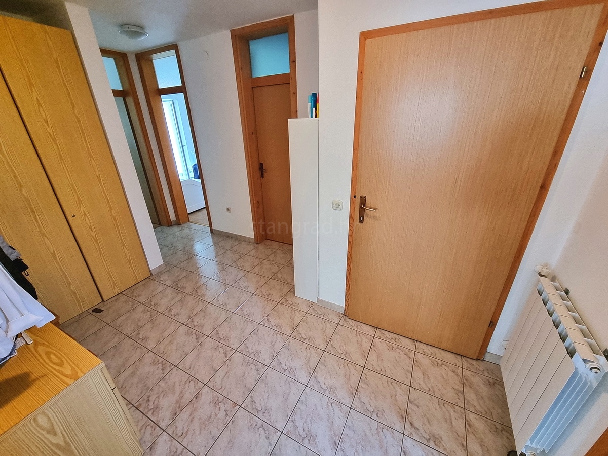 Malinska, casa indipendente con giardino in posizione tranquilla con vista!