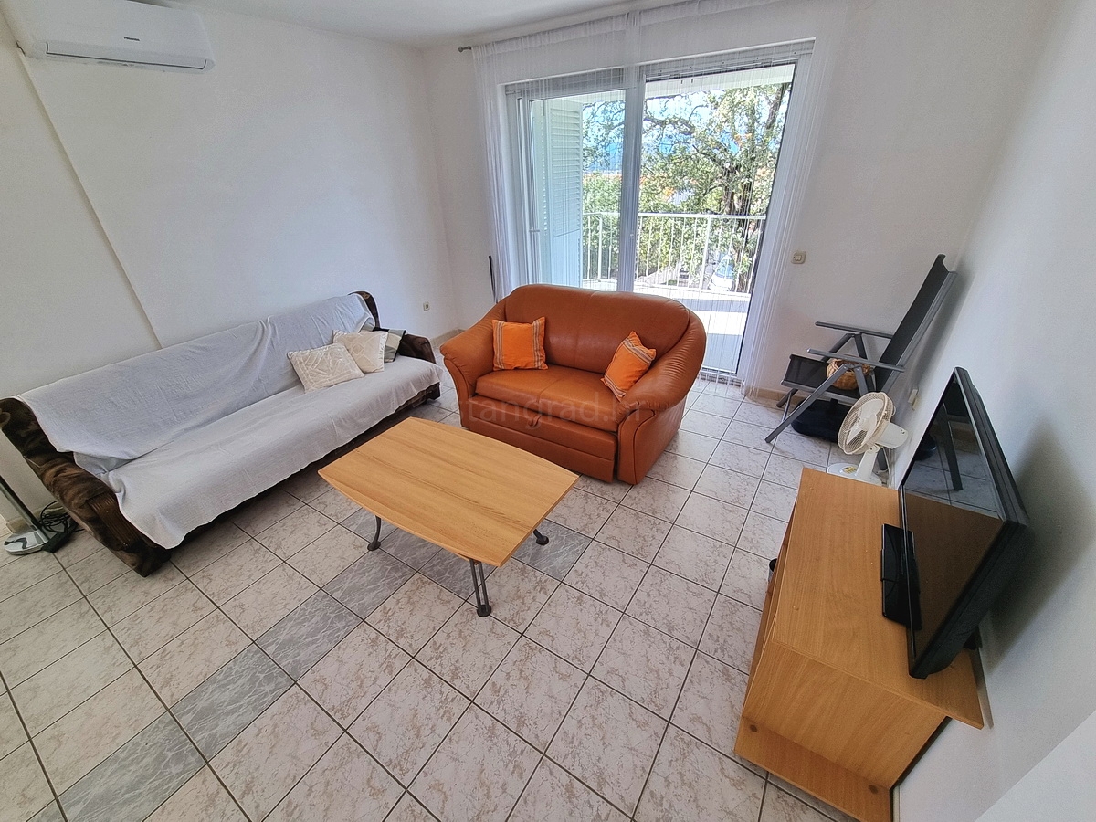 Malinska, casa indipendente con giardino in posizione tranquilla con vista!