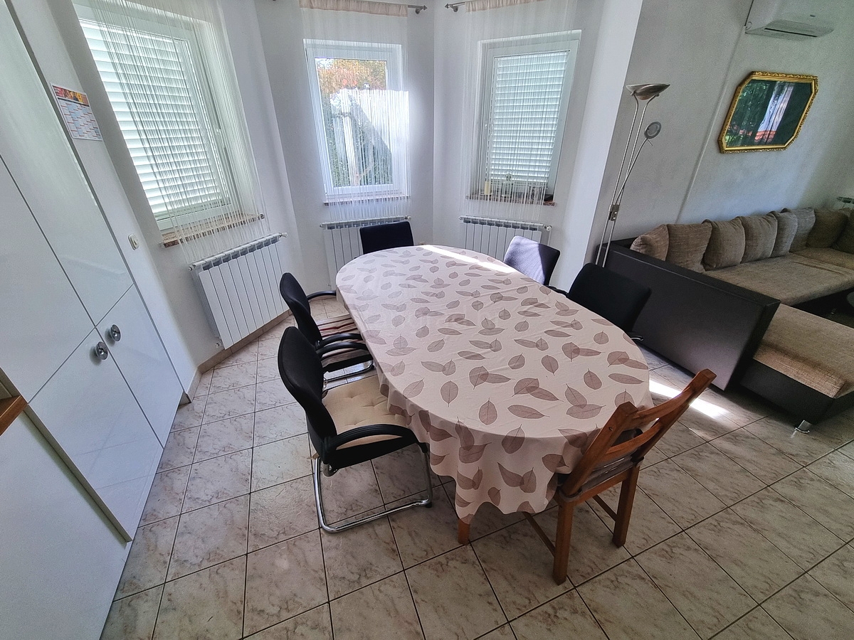 Malinska, casa indipendente con giardino in posizione tranquilla con vista!