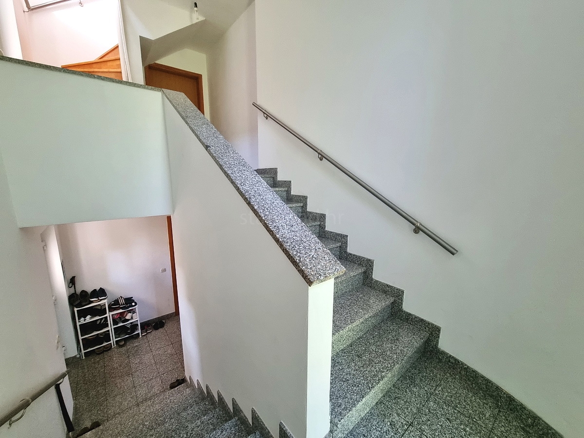 Malinska, casa indipendente con giardino in posizione tranquilla con vista!