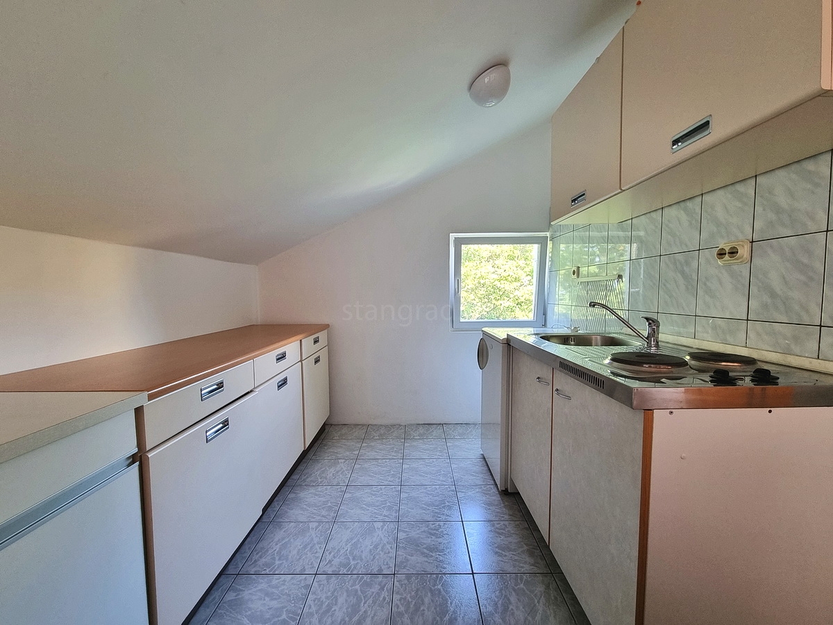 Malinska, casa indipendente con giardino in posizione tranquilla con vista!