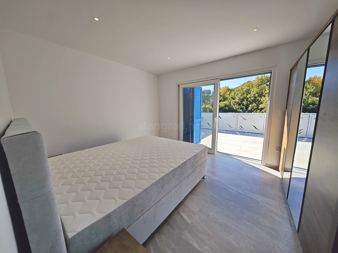 Vrbnik, casa moderna con vista in posizione tranquilla!