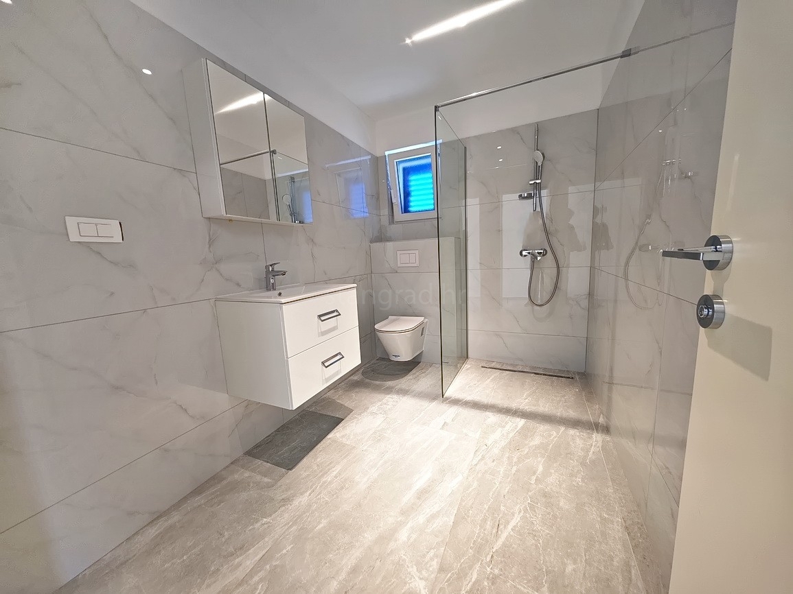 Vrbnik, casa moderna con vista in posizione tranquilla!