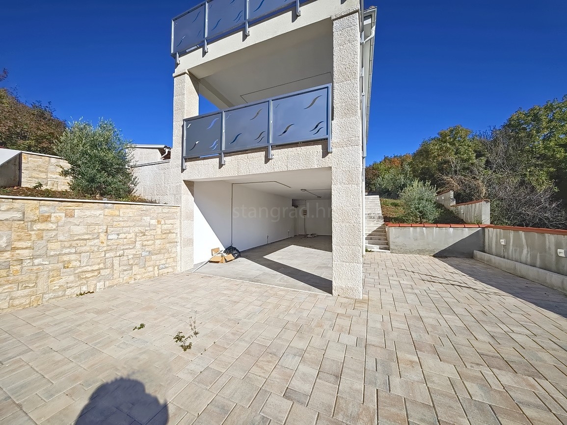 Vrbnik, casa moderna con vista in posizione tranquilla!