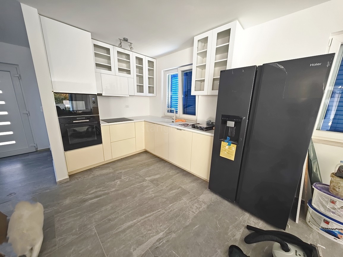 Vrbnik, casa moderna con vista in posizione tranquilla!