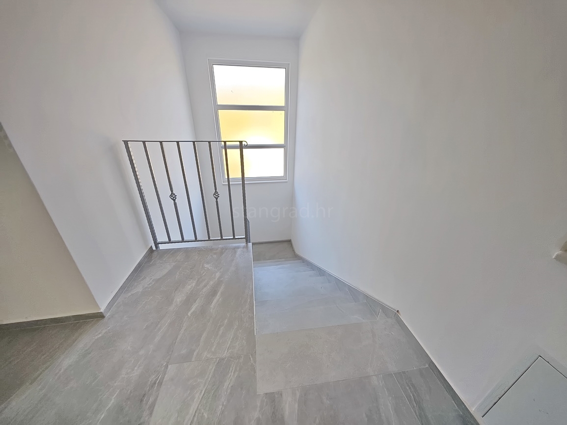 Vrbnik, casa moderna con vista in posizione tranquilla!