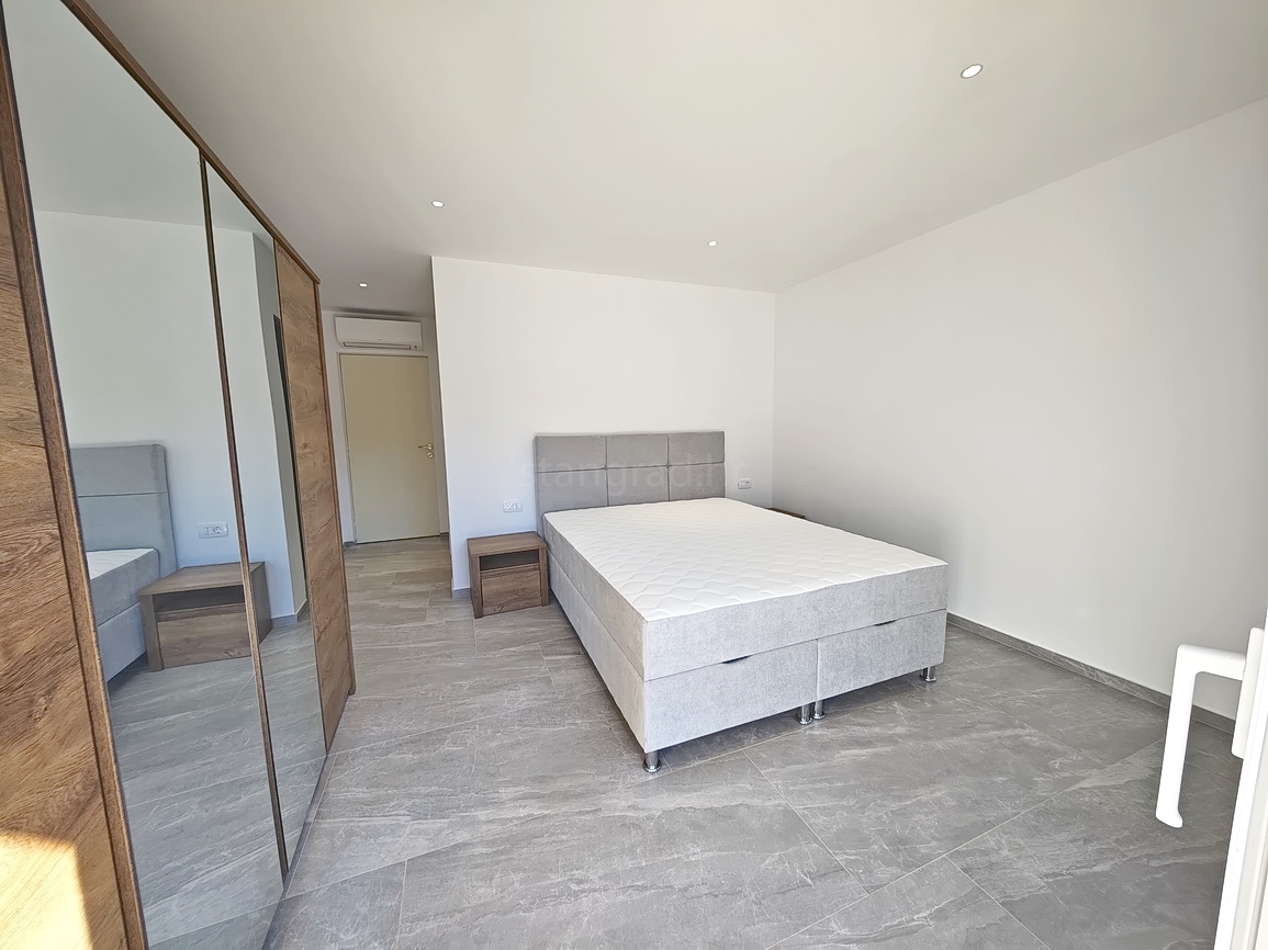 Vrbnik, casa moderna con vista in posizione tranquilla!