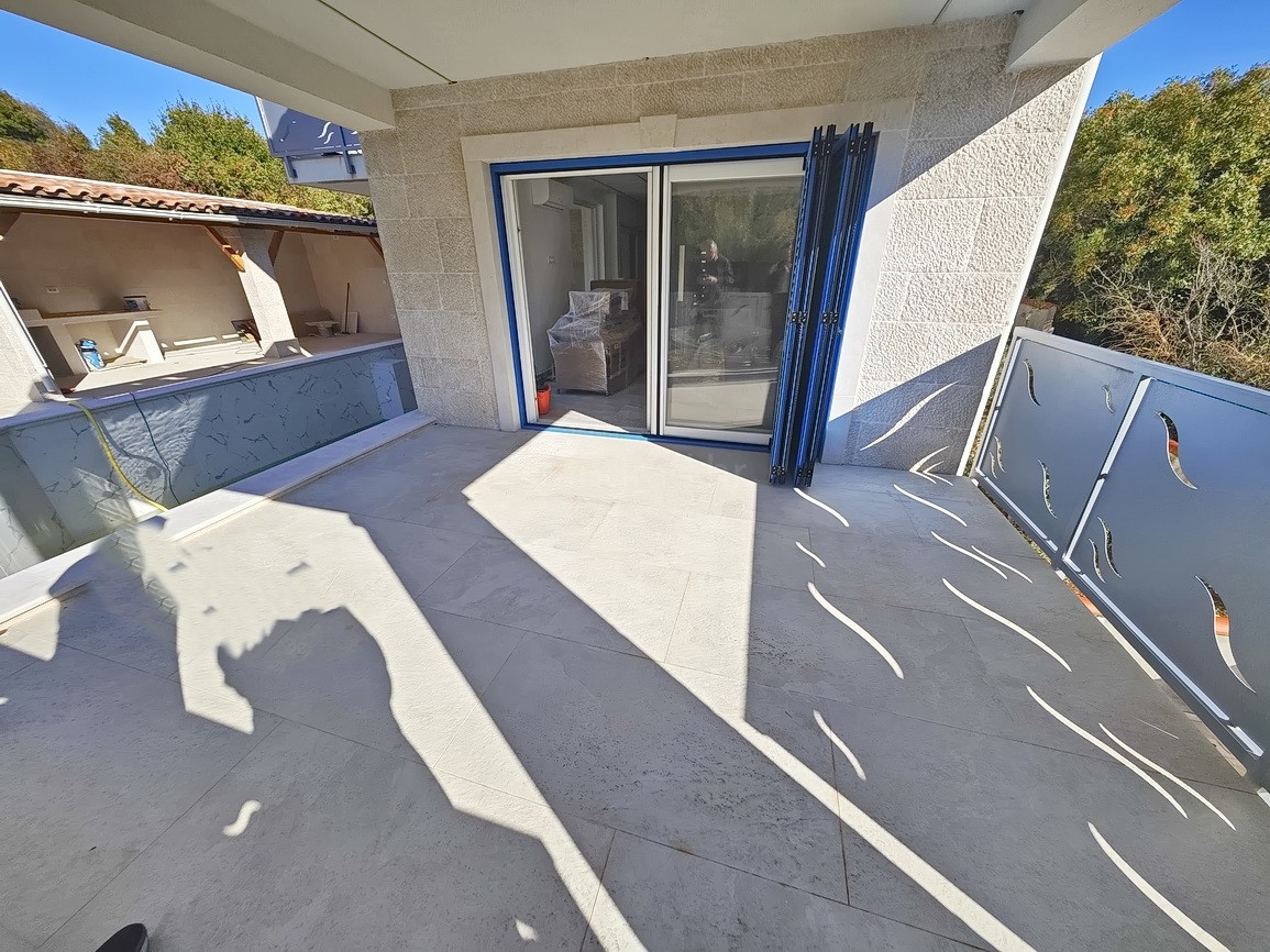 Vrbnik, casa moderna con vista in posizione tranquilla!